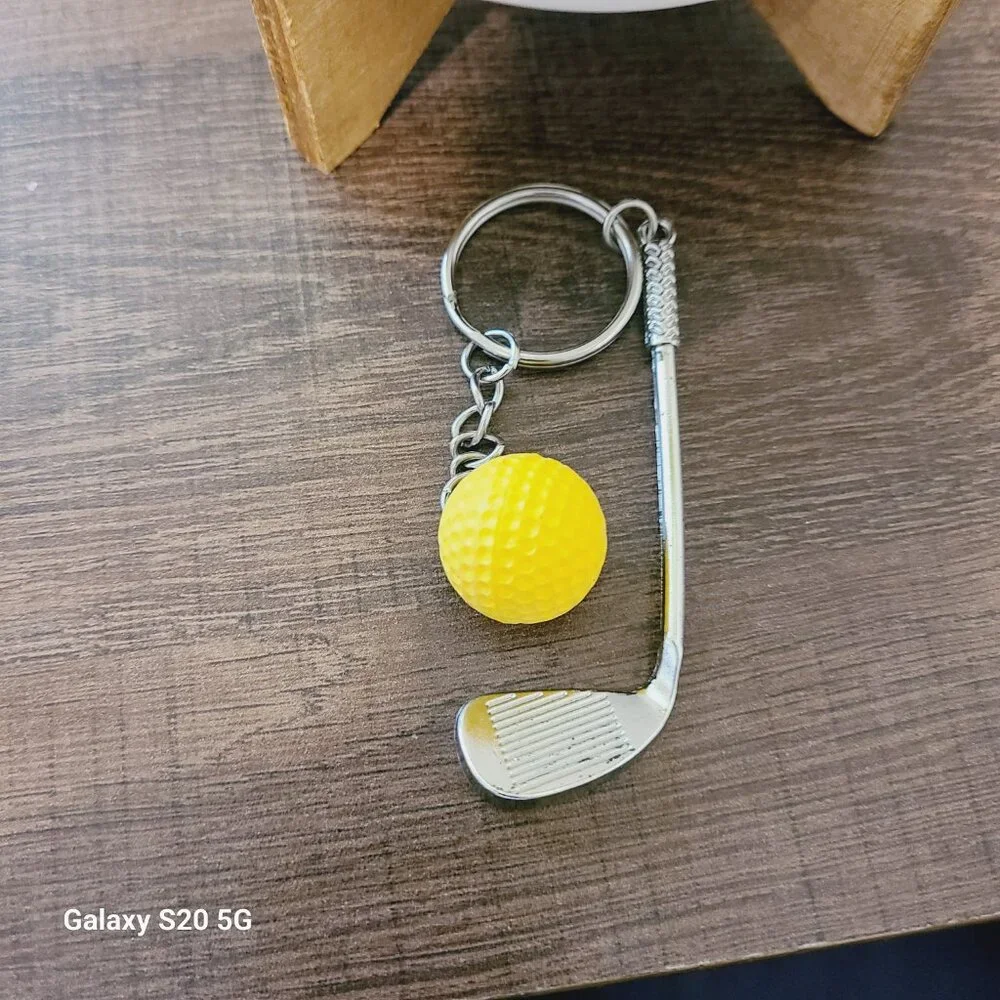 Unknown Brand Golf Club w/Yellow Ball Keychain NWOT Unisex Collectible Keys Home